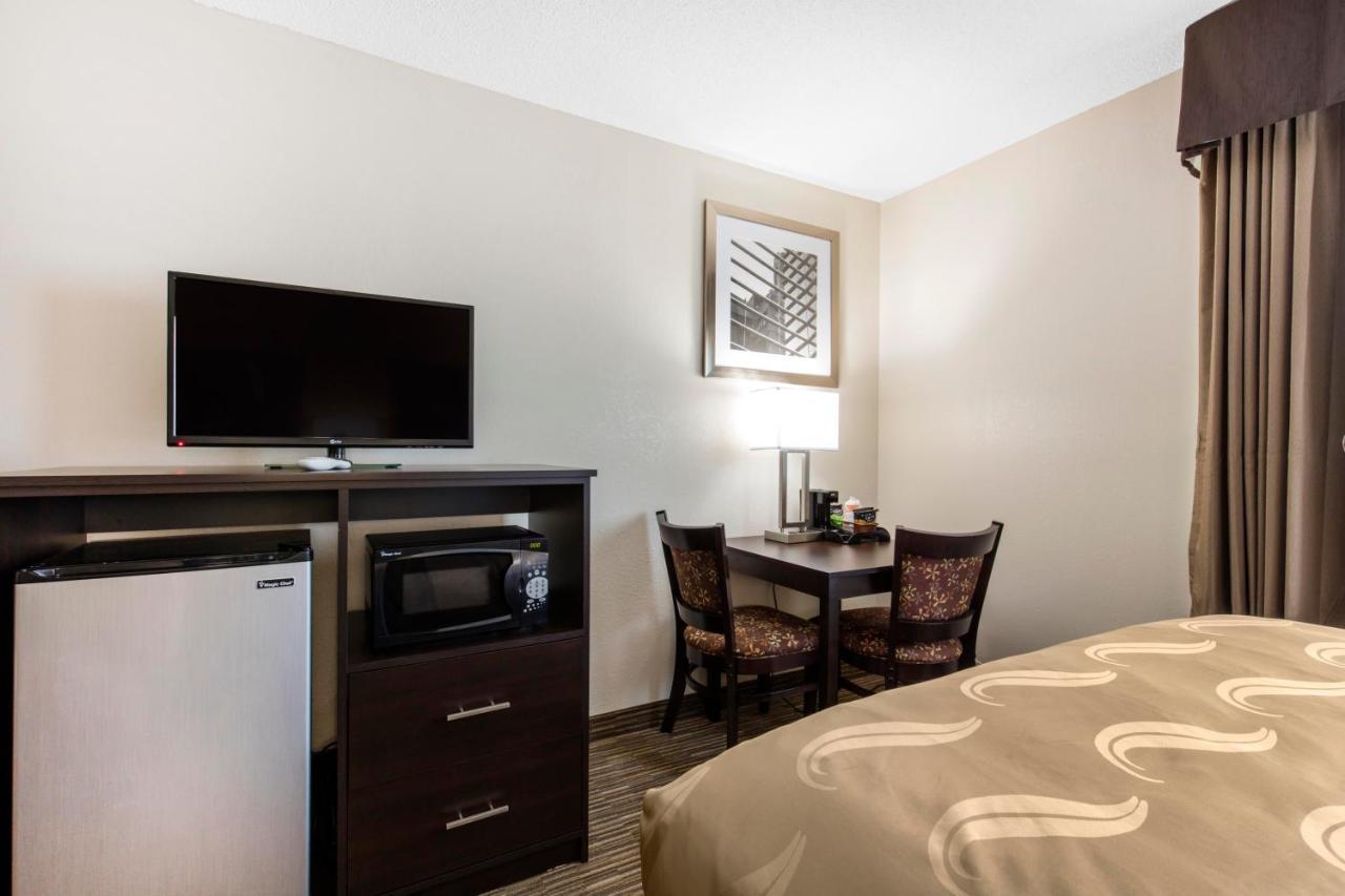 Quality Inn & Suites Metropolis I-24 Exteriör bild