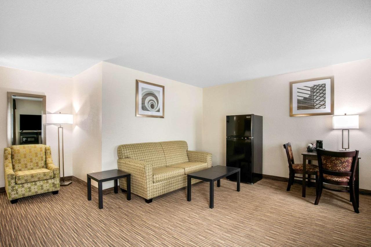 Quality Inn & Suites Metropolis I-24 Exteriör bild