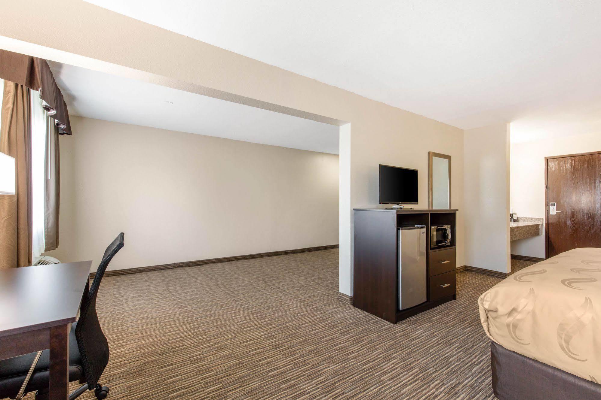 Quality Inn & Suites Metropolis I-24 Exteriör bild